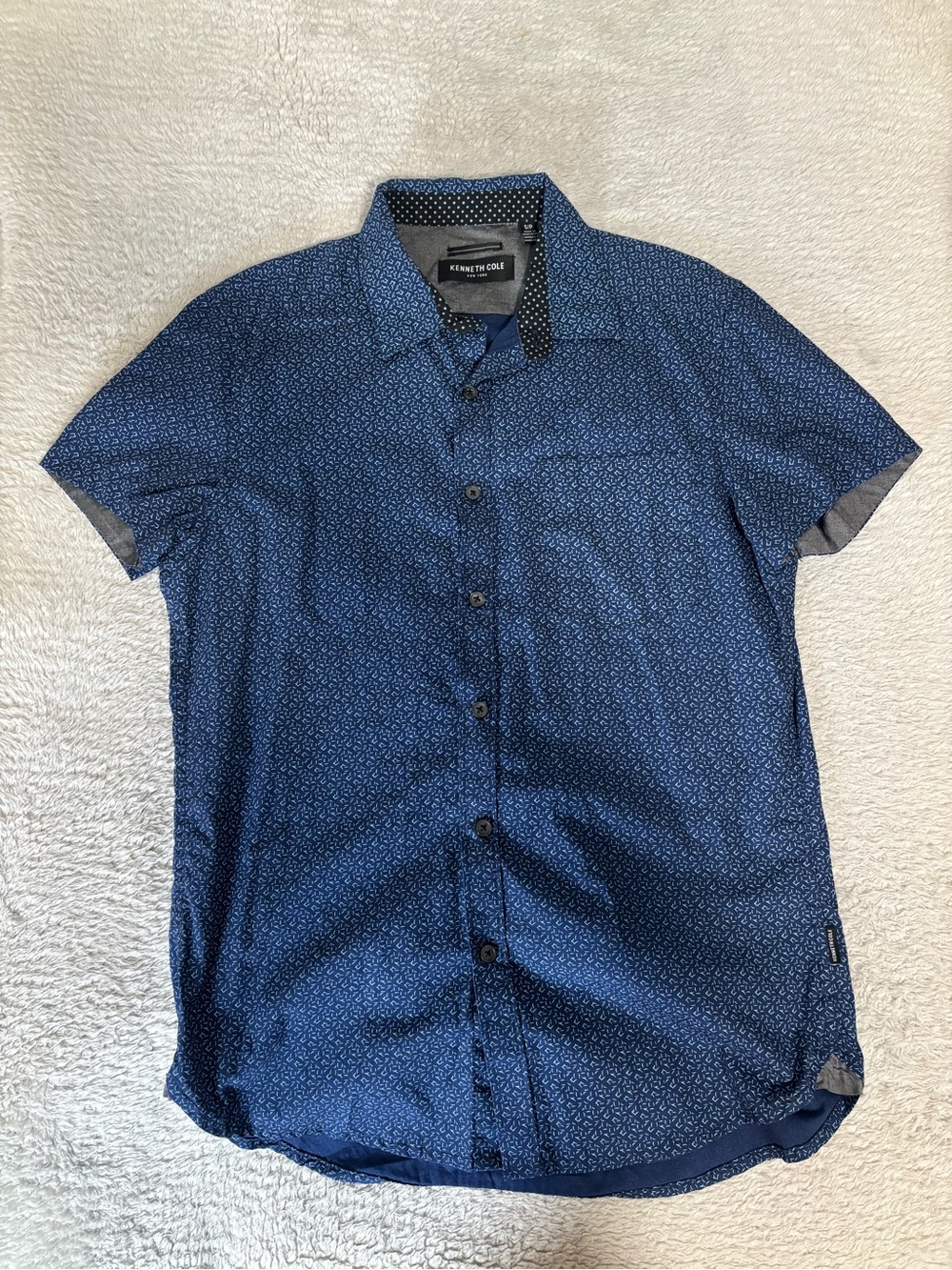 Kenneth Cole Men’s Short Sleeve Navy Patterned Button-Up Shirt small